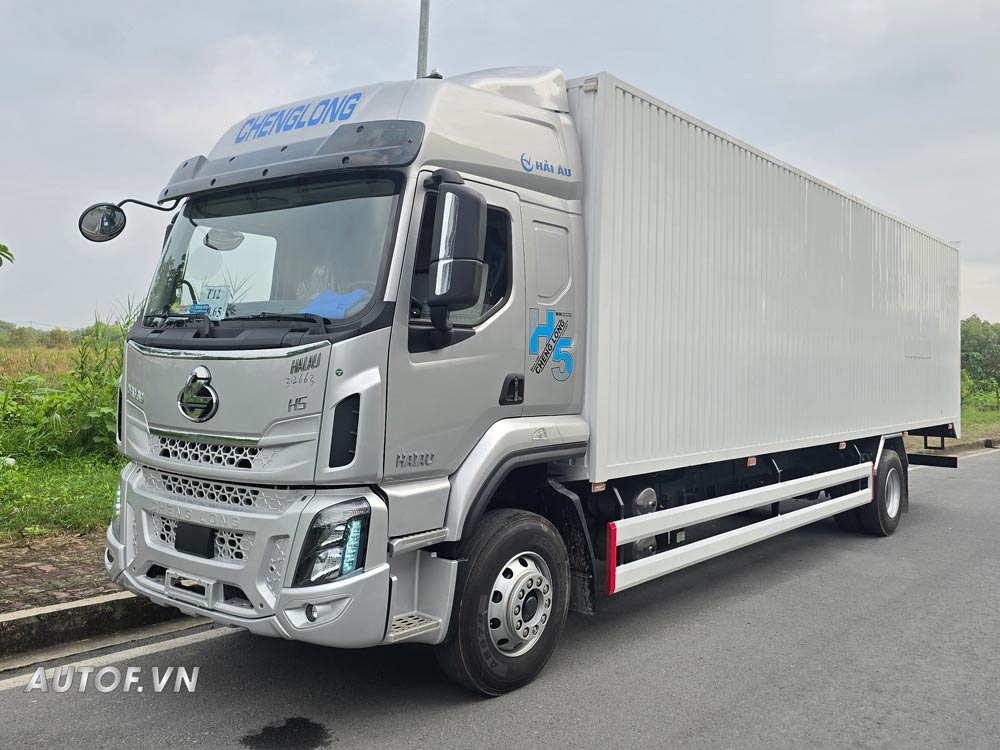 Chenglong 8 tấn H5 240Hp Thùng Kín 3 cửa 9.9M